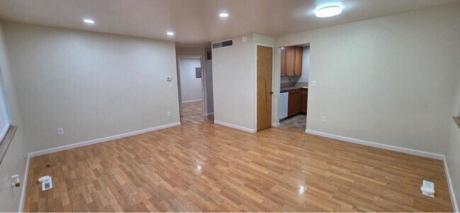 Building Photo - 804 W Cherry Ave