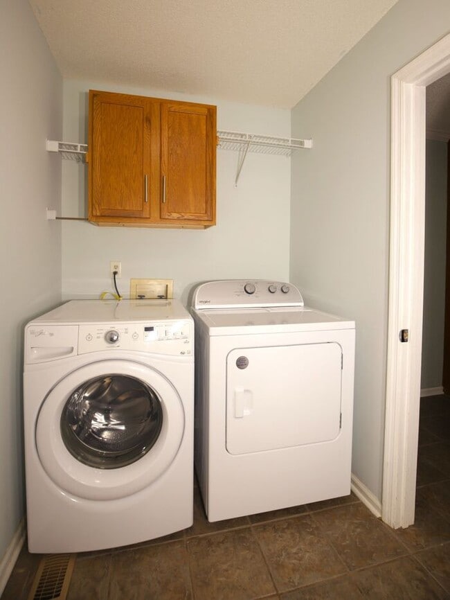 Building Photo - 104 Victoria Dr