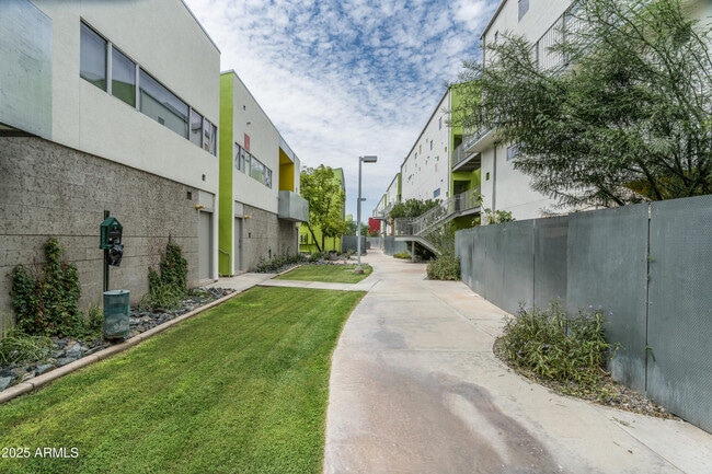 Building Photo - 1111 W University Dr