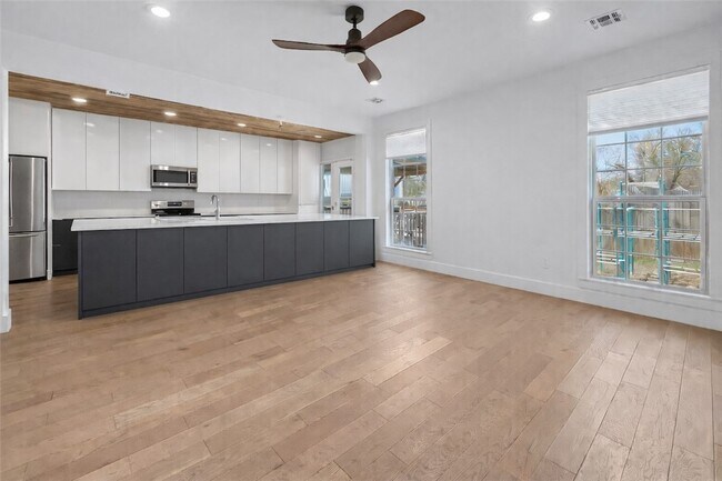 Building Photo - 110 SE G Ct