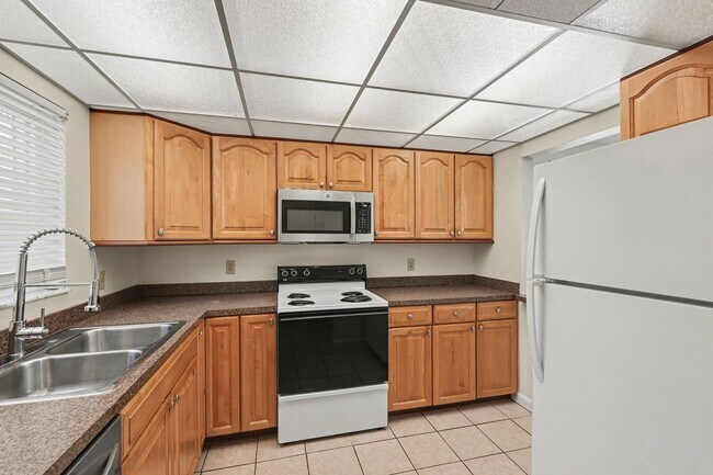 Building Photo - Must see 1st floor, corner unit in St Lucie Gardens.