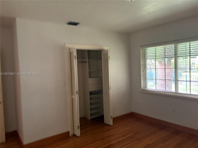 Building Photo - 805 Paradiso Ave