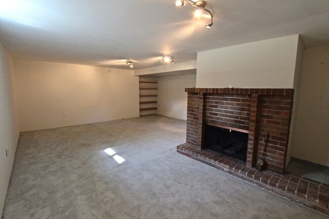 Building Photo - Spacious Wedgewood 3 bed/2 bath with fence...