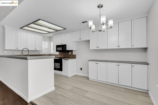 Building Photo - 9438 Tuscany Cir