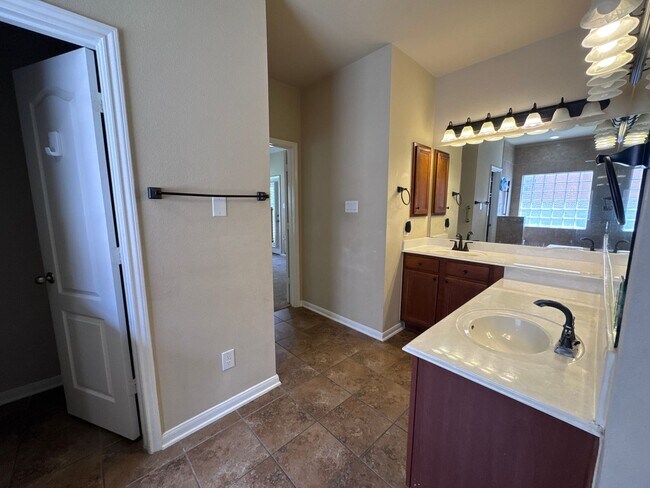 Building Photo - Gorgeous 4 BD | 3.5 BA | 2 CAR GARAGE Available in Sonoma Ranch Helotes! Move in Ready July 2026!