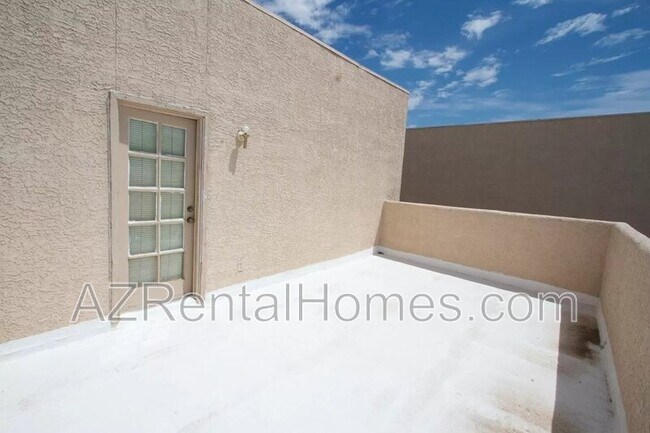 Building Photo - 827 W 13th St