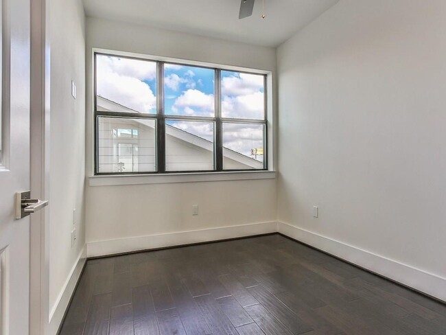 Building Photo - 2401 Crawford St