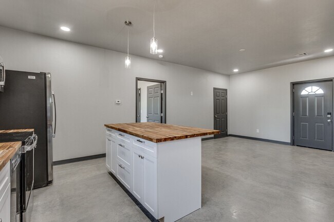 Building Photo - 12571 Highway 77 - 103