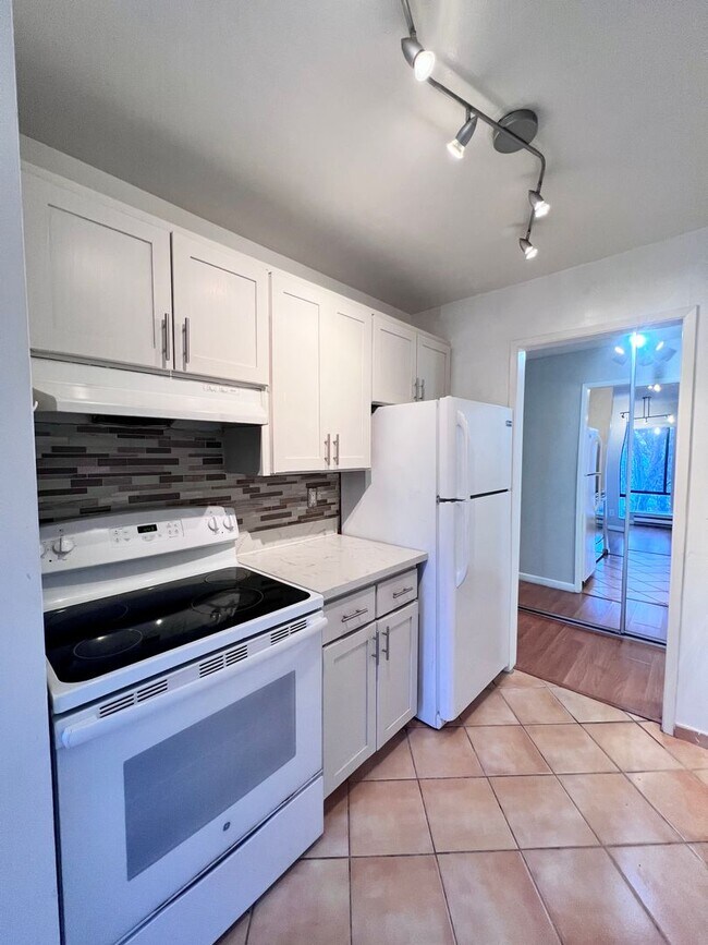 Building Photo - Spacious 1 bedroom with wood laminate floo...