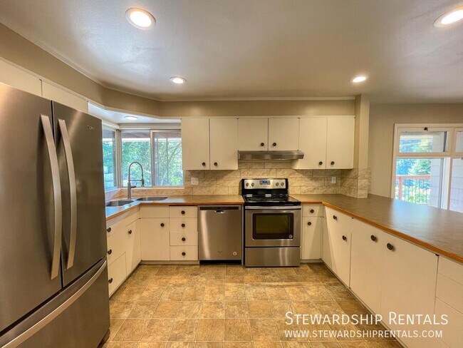 Building Photo - 1800 Sylvan St