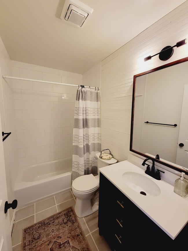Building Photo - CAROLINA PLACE - Within minutes to Downtow...