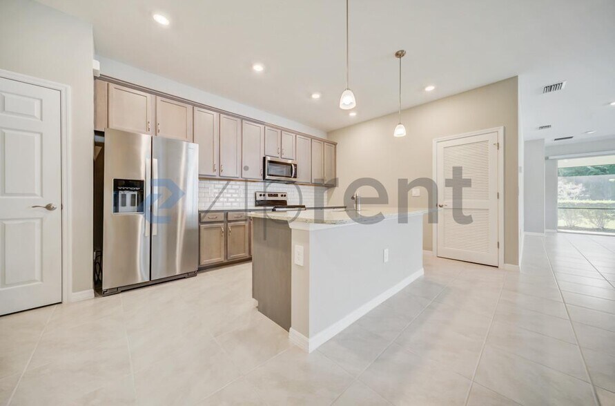 Building Photo - 1126 S Town and River Dr