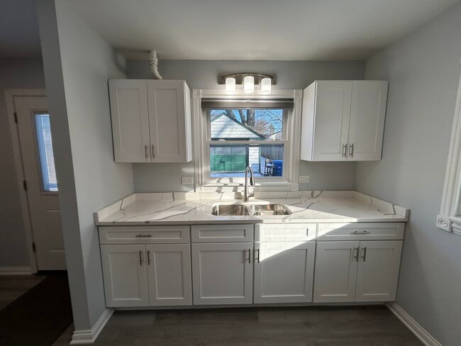 Building Photo - 807 Elm Ave