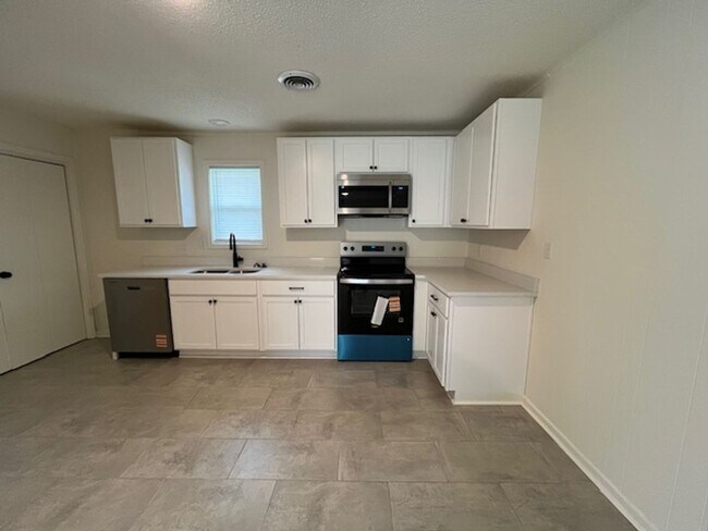 Building Photo - Renovated 3 Bedroom 1 Bath Home for Rent!!