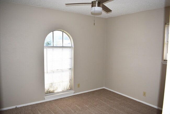Building Photo - Charming 3-Bed, 2-Bath Gem in Fort Worth –...