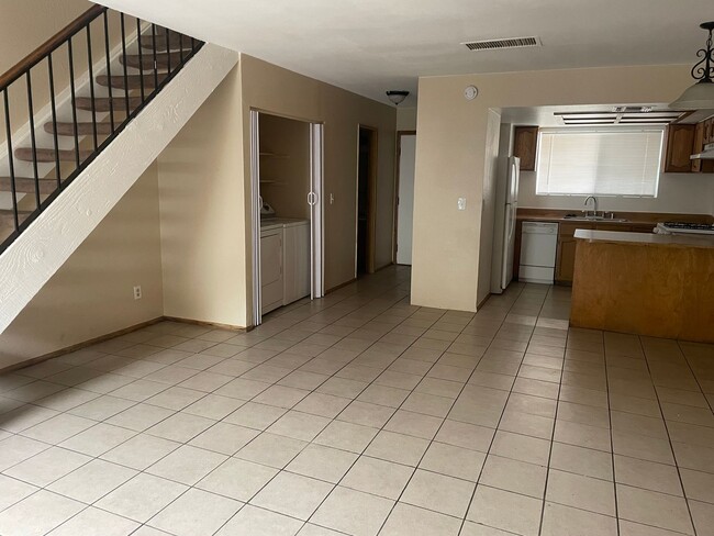 Building Photo - BEAUTIFUL 2 BEDS 1 1/2 BATHROOM APARTMENT ...