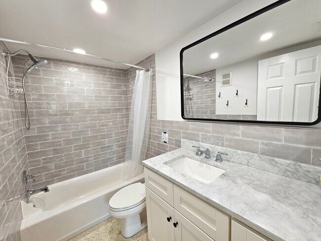 Building Photo - Fully Furnished 2 Bedroom 2 Bath St. Pete ...