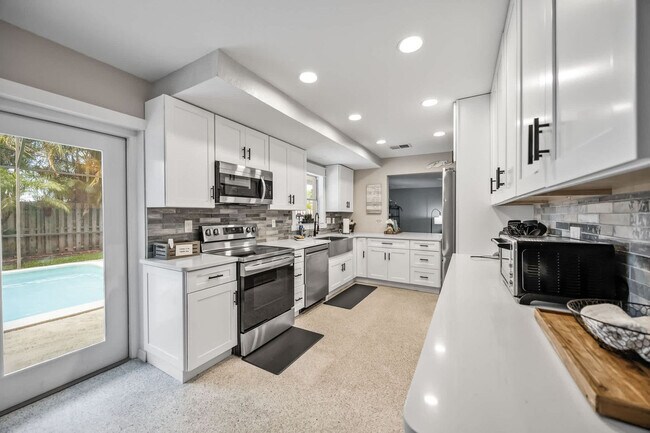 Building Photo - 366 W Osceola Ln