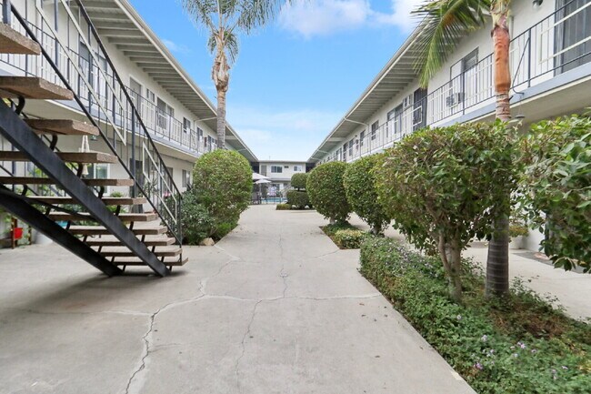 Building Photo - 1 bed 1 bath with pool and laundry!