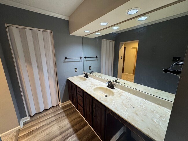 Building Photo - Spacious Private Oasis - 3 Bedroom 2 Bathr...