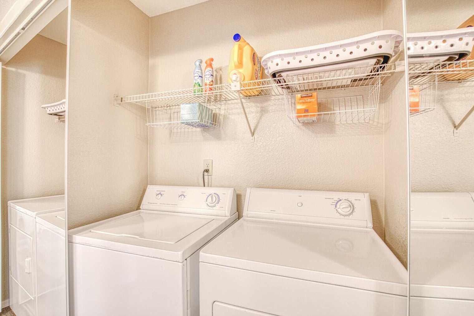 Building Photo - 6655 N Canyon Crest Dr