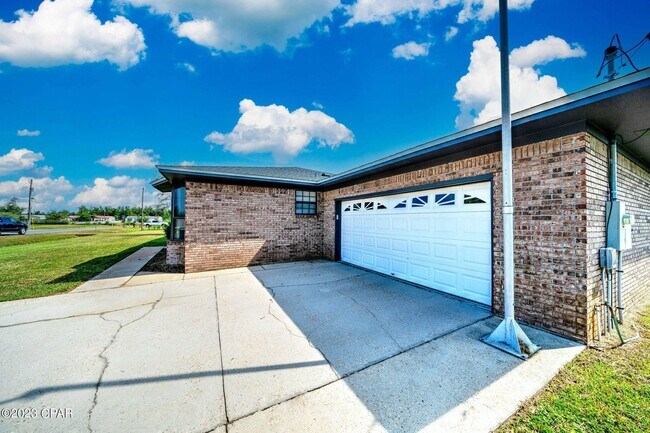 Building Photo - 2422 Thames Dr