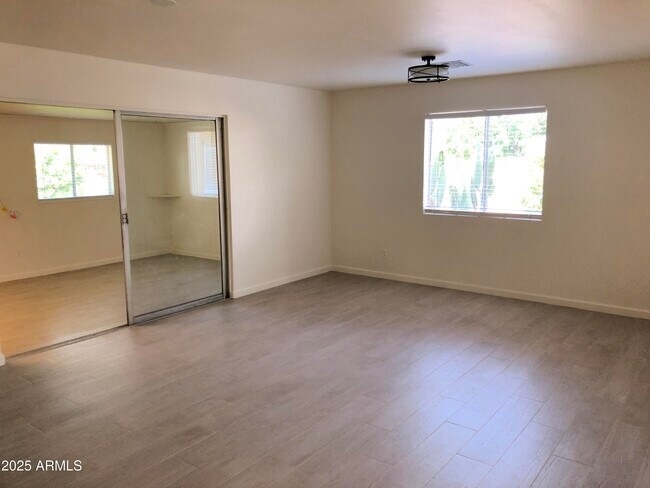 Building Photo - 208 E Balboa Dr