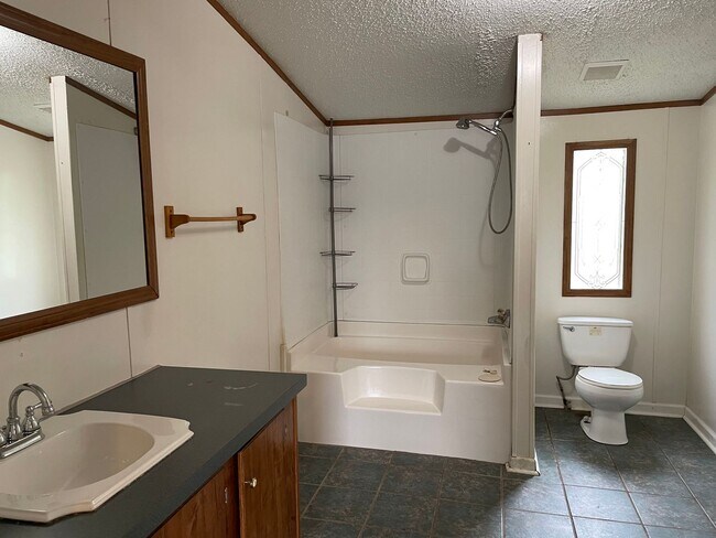 Building Photo - Three Bedroom Trailer Home in Rhodhiss With Shed