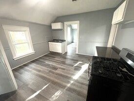 Building Photo - 423 E 16th St