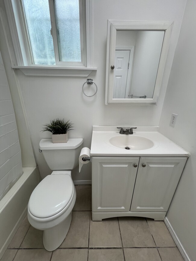 Full bathroom - 1528 N Waterman Ave