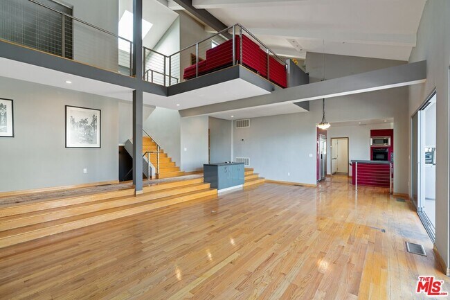 Building Photo - 8614 Hollywood Blvd