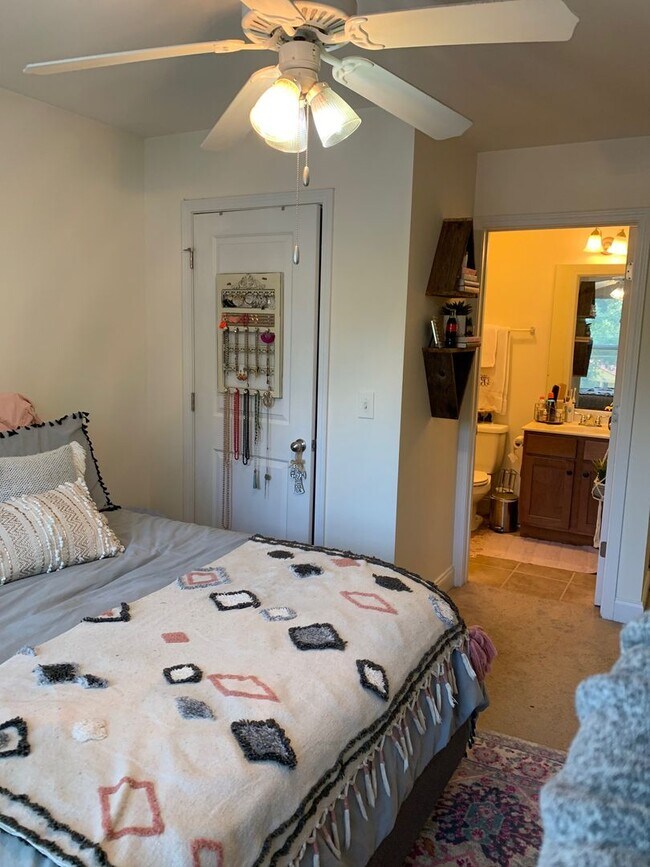 Building Photo - Four Bedroom Near Downtown Available for P...