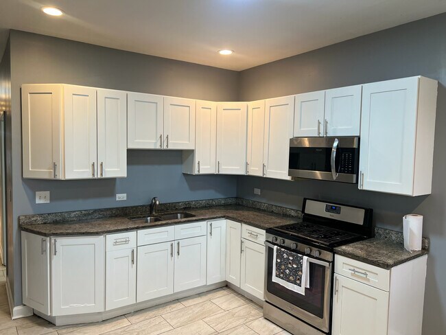 Building Photo - 7026 S Justine St