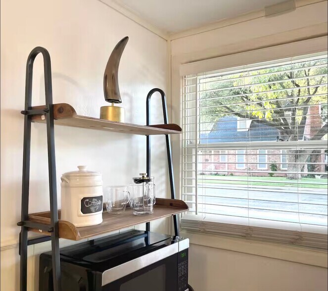 Building Photo - 1515 W Concho Ave