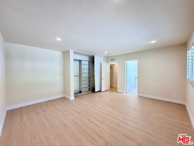 Building Photo - 2000 San Ysidro Dr