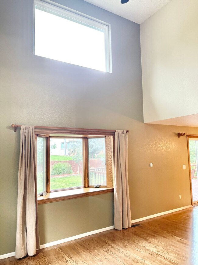 Building Photo - Large Clean Home in Aurora