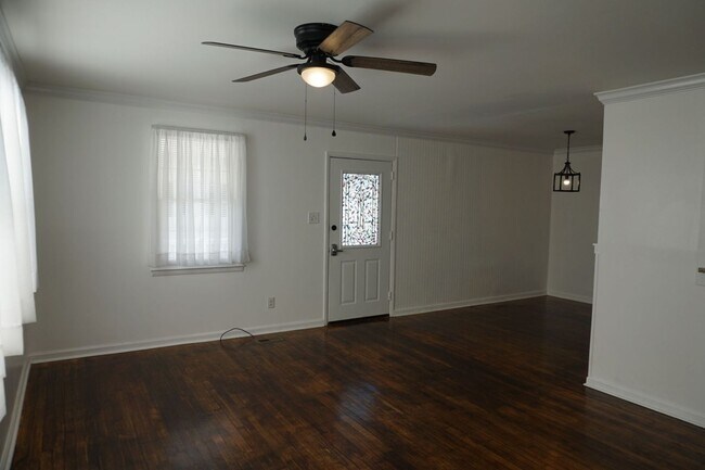 Building Photo - Pet Friendly 3 Bedroom 1 Full Bath located in Northwoods Park!