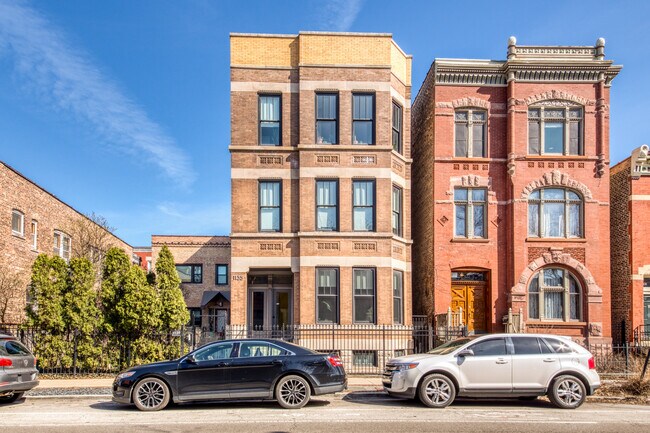 Building Photo - 1135 N Damen Ave