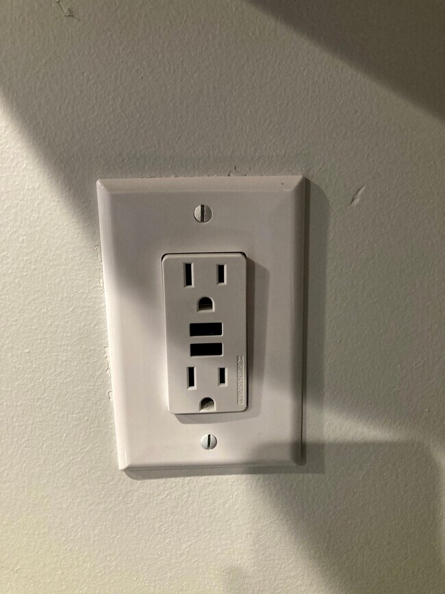 USB Outlets - 708 Lewis Ave