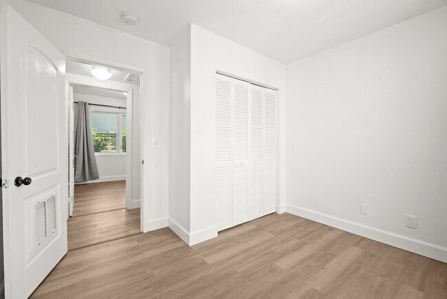 Building Photo - Spacious 1 Bed / 1 Bath Apartment Near Downtown Miami