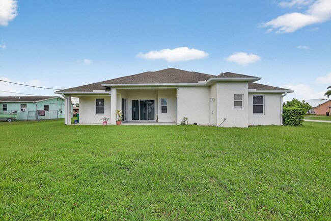 Building Photo - Large and Clean home on a corner lot. 3 Be...