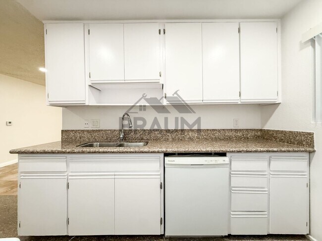 Building Photo - 221 W Elm Ave