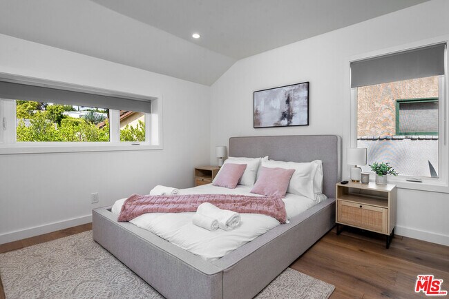 Building Photo - 527 S Bentley Ave