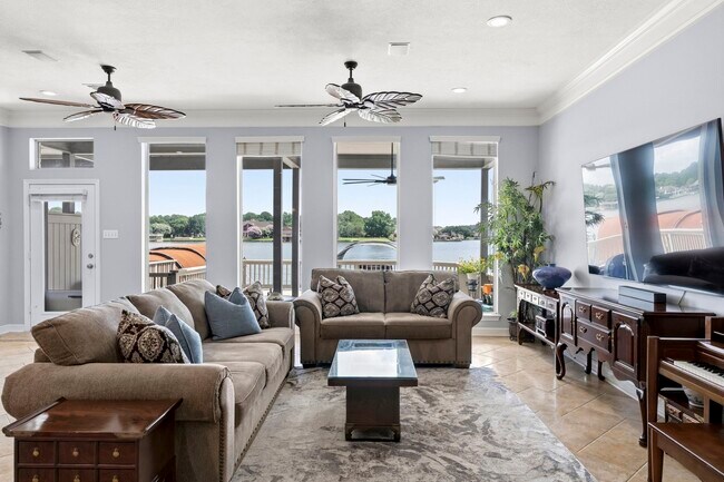 Building Photo - 1208 Lake View Dr