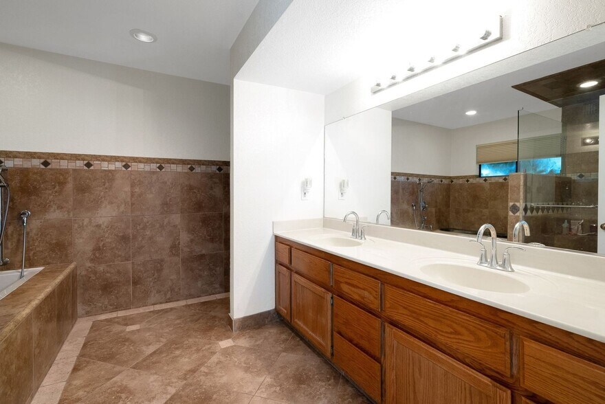 Building Photo - 14500 Las Palmas Dr