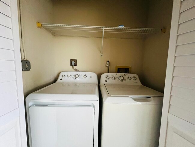 Building Photo - 9875 Pineapple Tree Dr