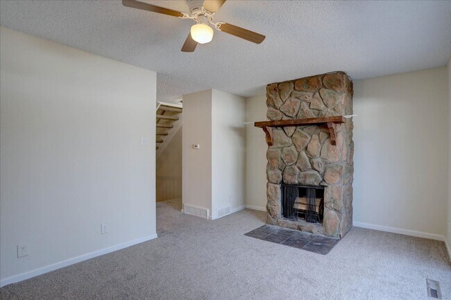 Building Photo - 2+ bedrooms 2.5 bathrooms