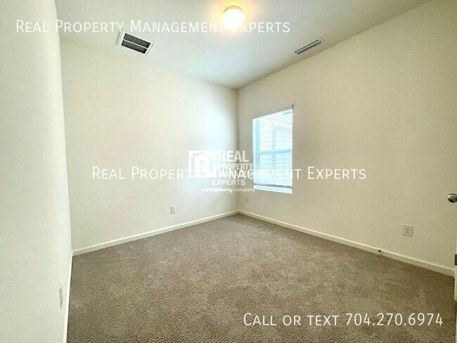 Building Photo - 800 Alexander Commons Dr