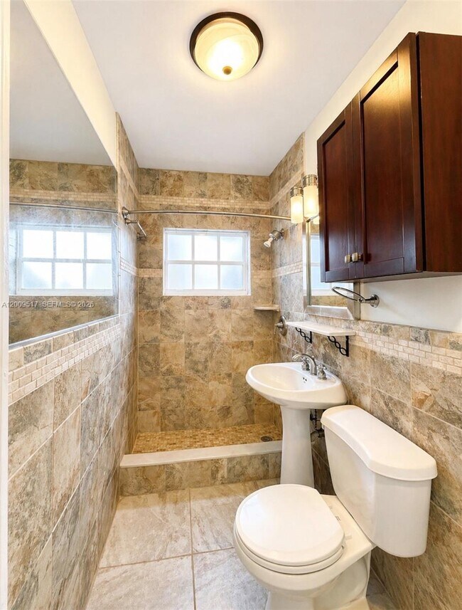 Building Photo - 1121 NE 2nd St