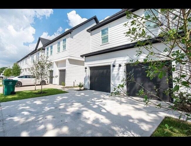 Building Photo - 3245 Real St